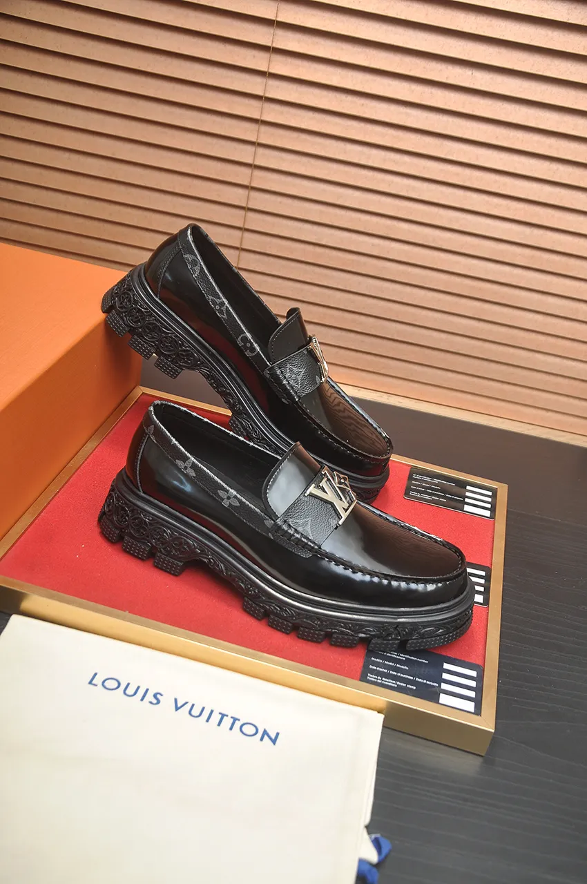 Men's men's shoes 💰760💶 [LV] (original single cowhide lining) 🍀LV's latest genuine leather business suit shoes are launched simultaneously on the official website. The first-layer cowhide imported from Italy is made of heavy gold, 💥official website 1:1 rubber outsole. Versatile to wear, high-end without losing class, and the color combination is extraordinary. This four-season style is alluring when worn on your feet, showing off your big-name flair. Standard code 39-44 (customized at 38.45)